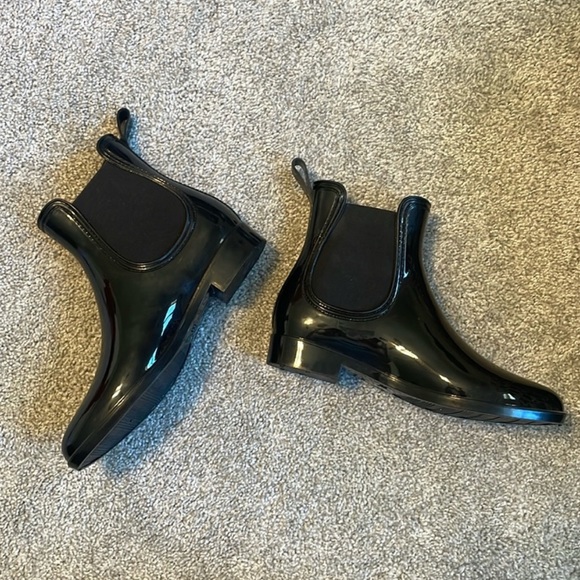 Pre-owned, nice condition rain boots. Inc size 8. Slight wear on the sole. - Picture 3 of 3